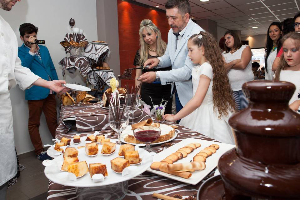 Mesa de dulce y fuente de chocolate