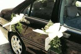 Detalle floral en coche novios