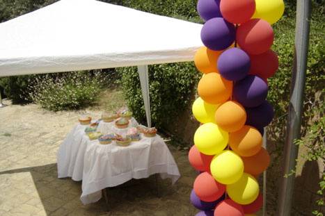 Columna multicolor y buffet chuches