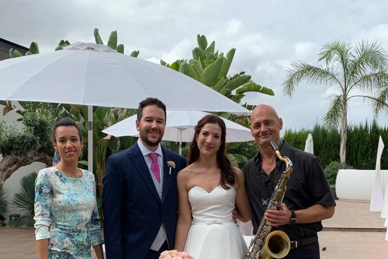 Cantante y saxo con los novios