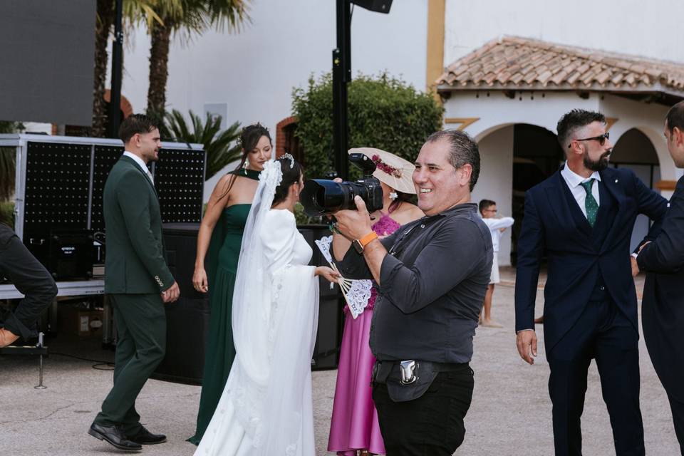 fotografo_sonriente_camara_boda