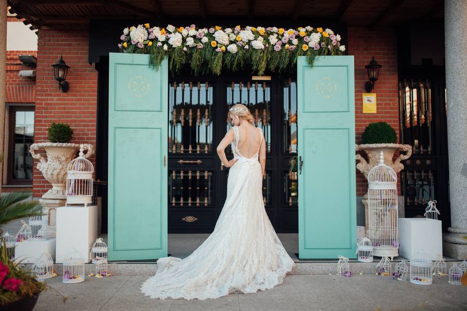 Arco floral boda con puertas