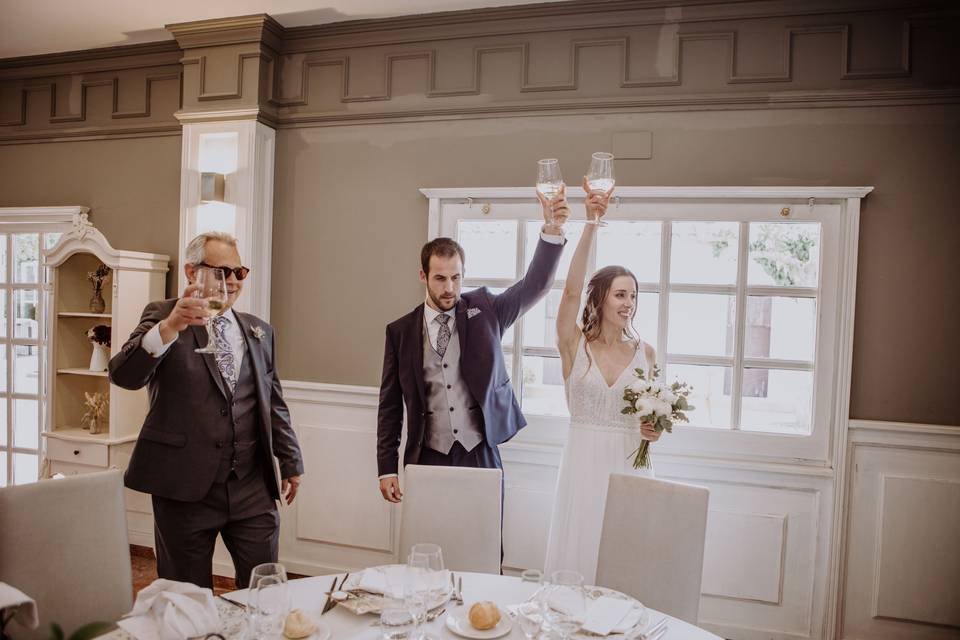 Primer brindis en salón vintage