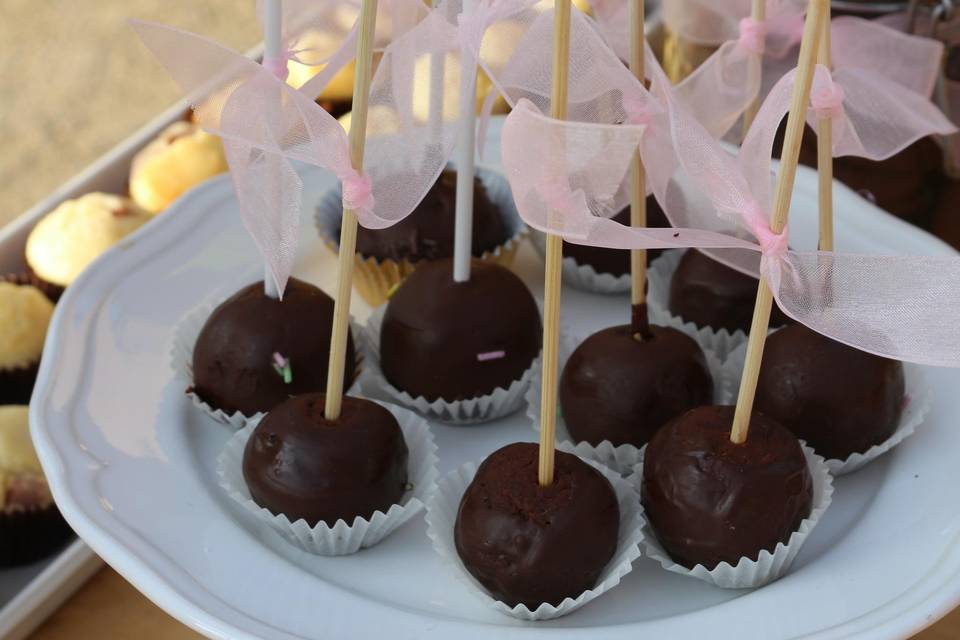 Cake pops en mesa dulce