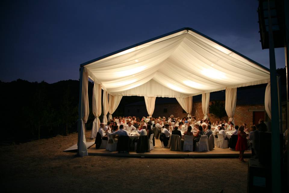 Carpa con decoración y luz