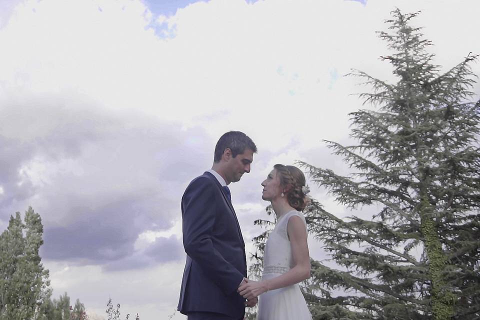 Novios mirándose