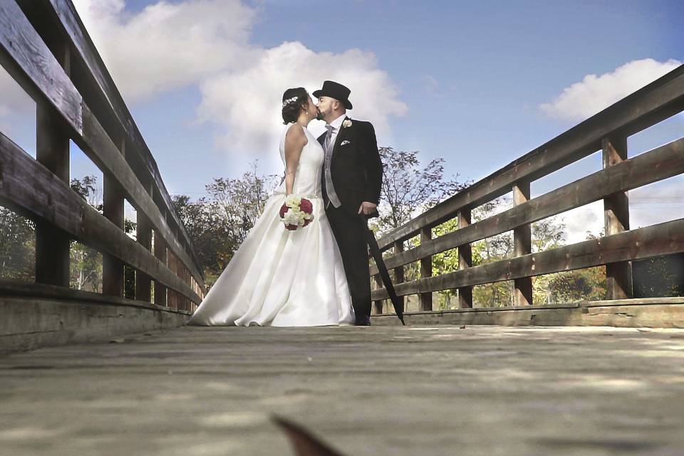 Pareja en el puente de madera