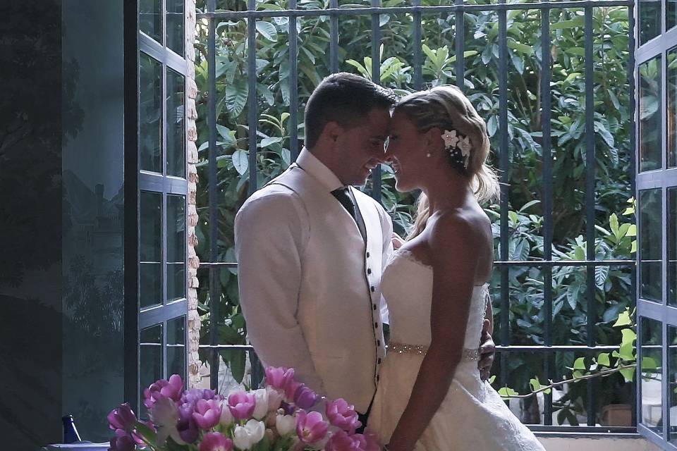 Pareja junto a la ventana