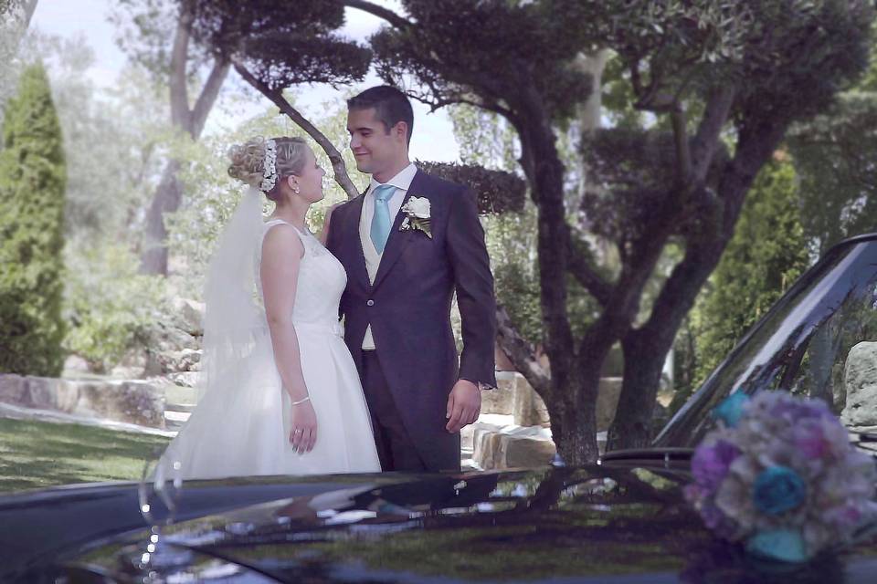 Novios junto al coche