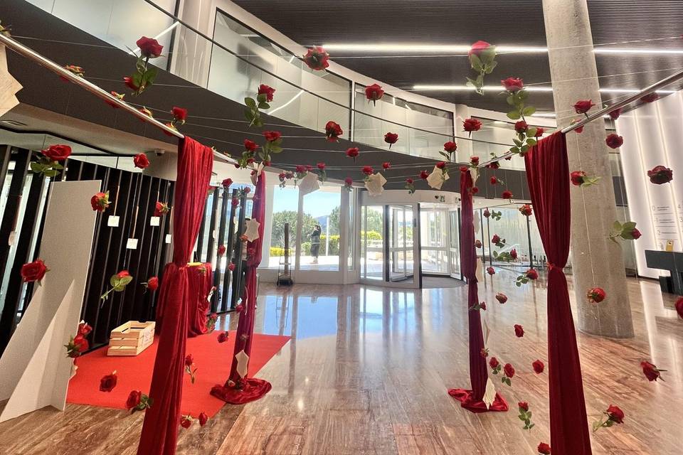 Pasillo inmersivo de rosas