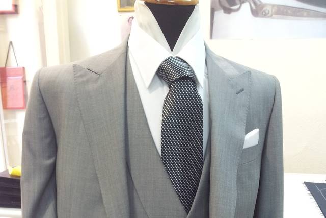 Traje de novio en gris