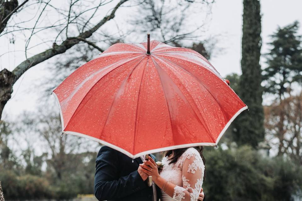 Novios bajo la lluvia