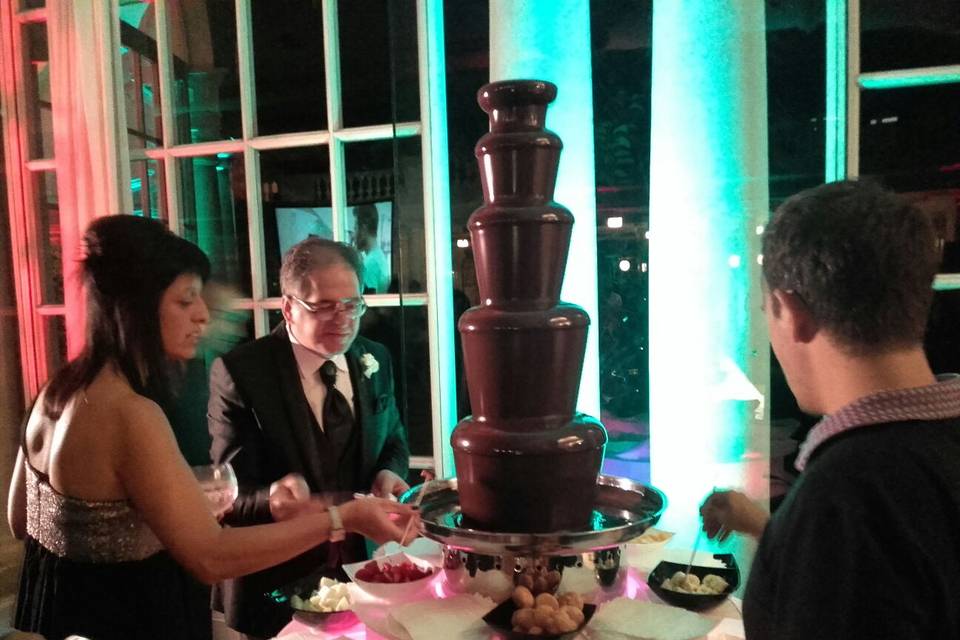 Fuente de Chocolate y la pareja