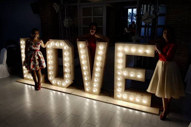 Letras de madera iluminadas formando la palabra “LOVE” - Grupo