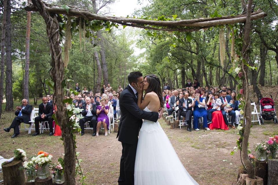 Beso de novios en el bosque