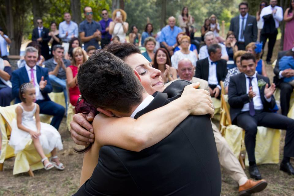 Ceremonia, abrazo, novios