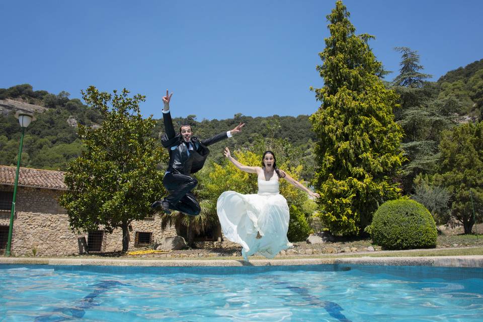 Novios en la piscina