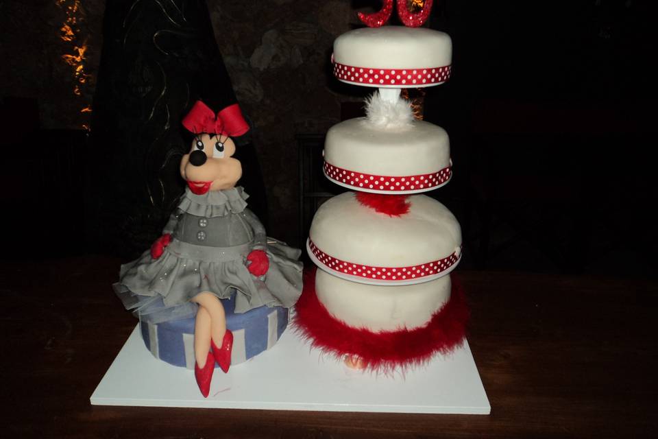 Tarta esculpida en forma de MInie Mouse