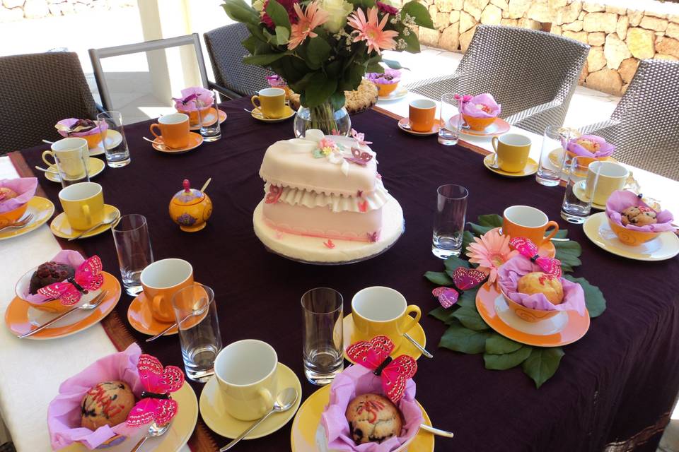 Tarta corazón con flores y decoración primaveral