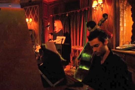 Cantante, piano, contrabajo y batería