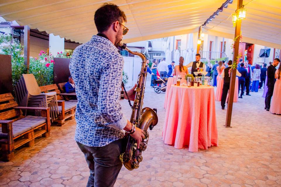 Saxofonista durante el cóctel