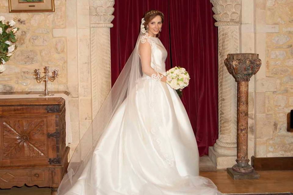 Novia en el salón interior del Castillo