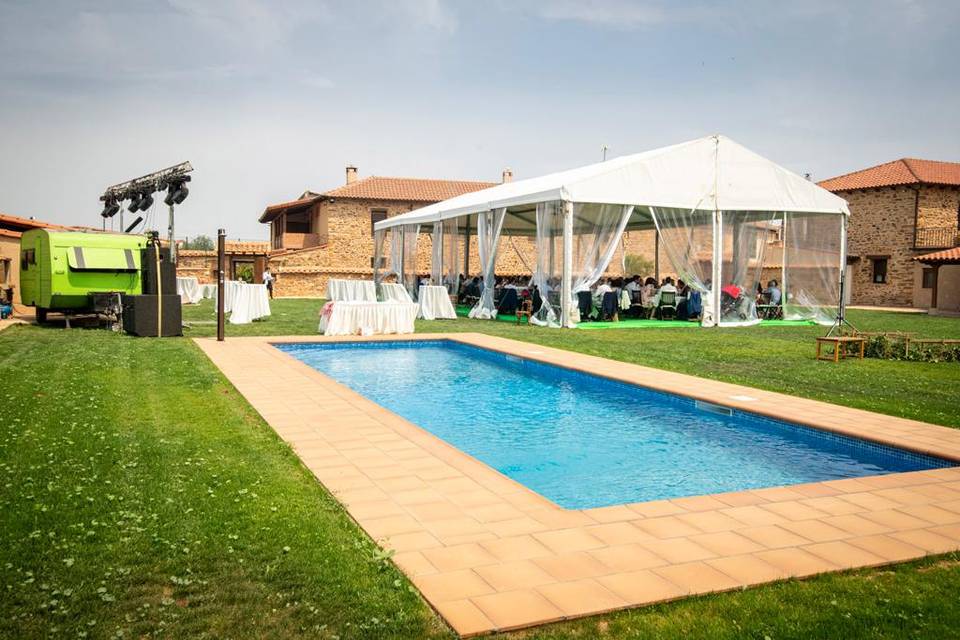 Piscina y carpa