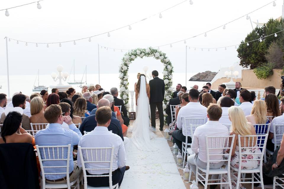 Ceremonia con arco de flores