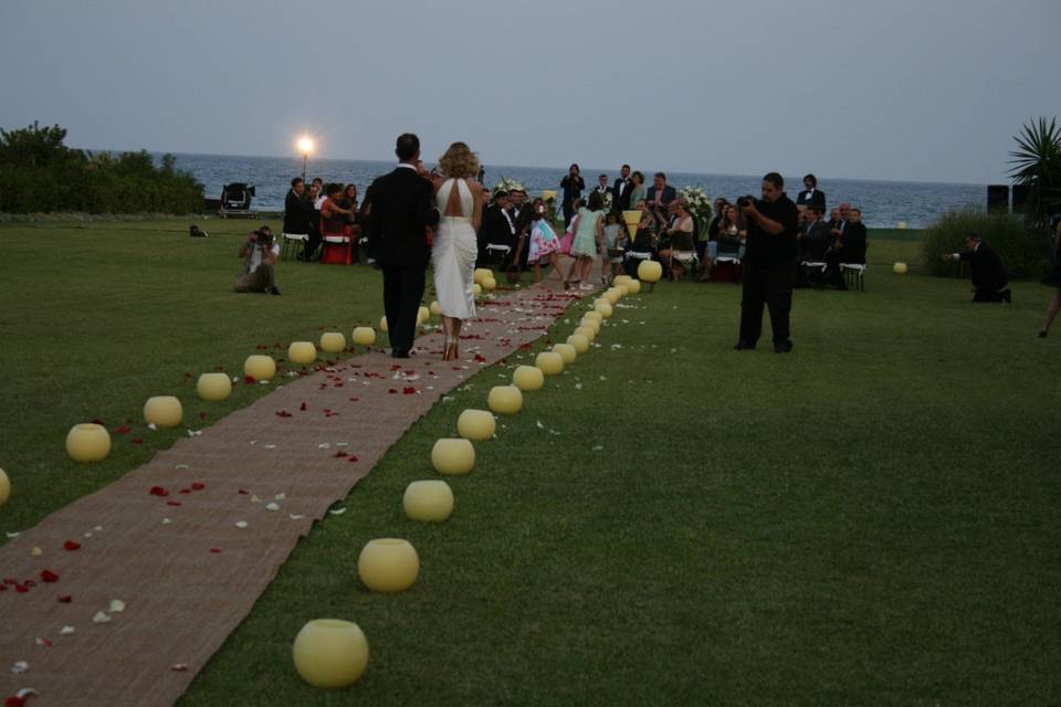 Velas iluminan hasta altar