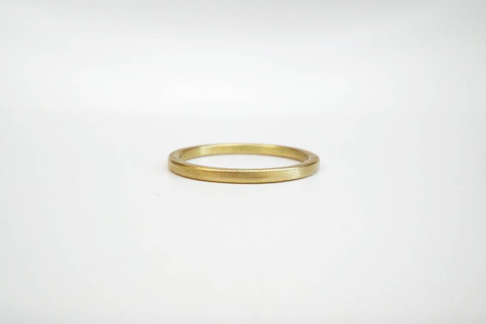 Anillo en oro en forma recta