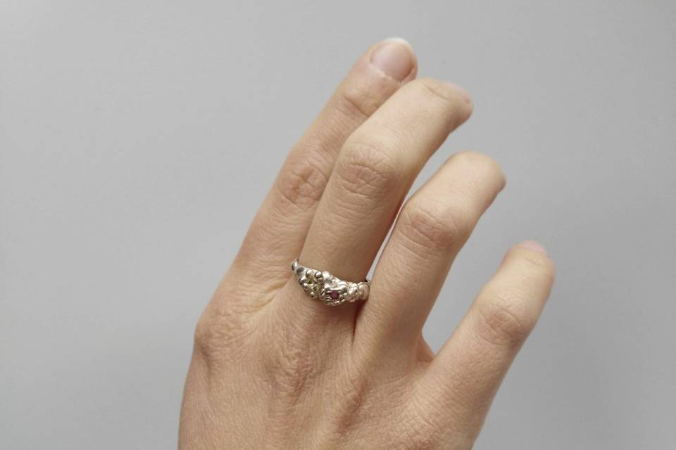 Anillo oro blanco con rubí