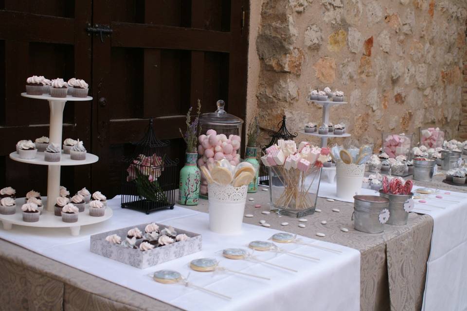 Buffet candy y cupcakes
