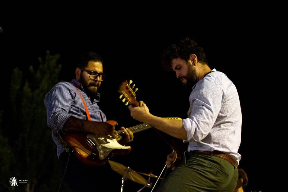 Jorge y Pablo, guitarra y voz.