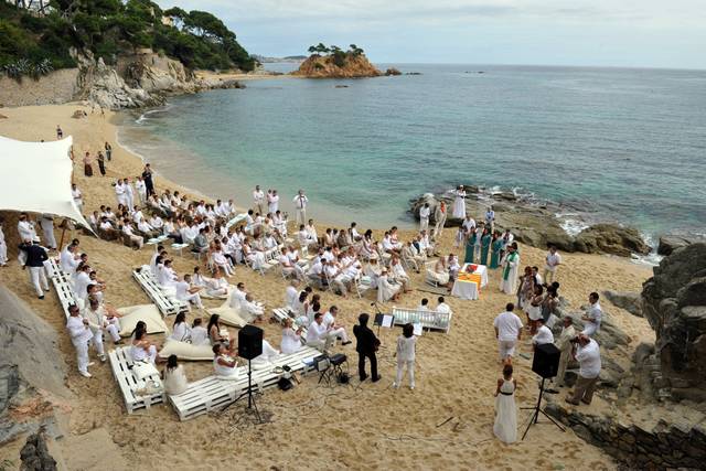 Los invitados en la playa