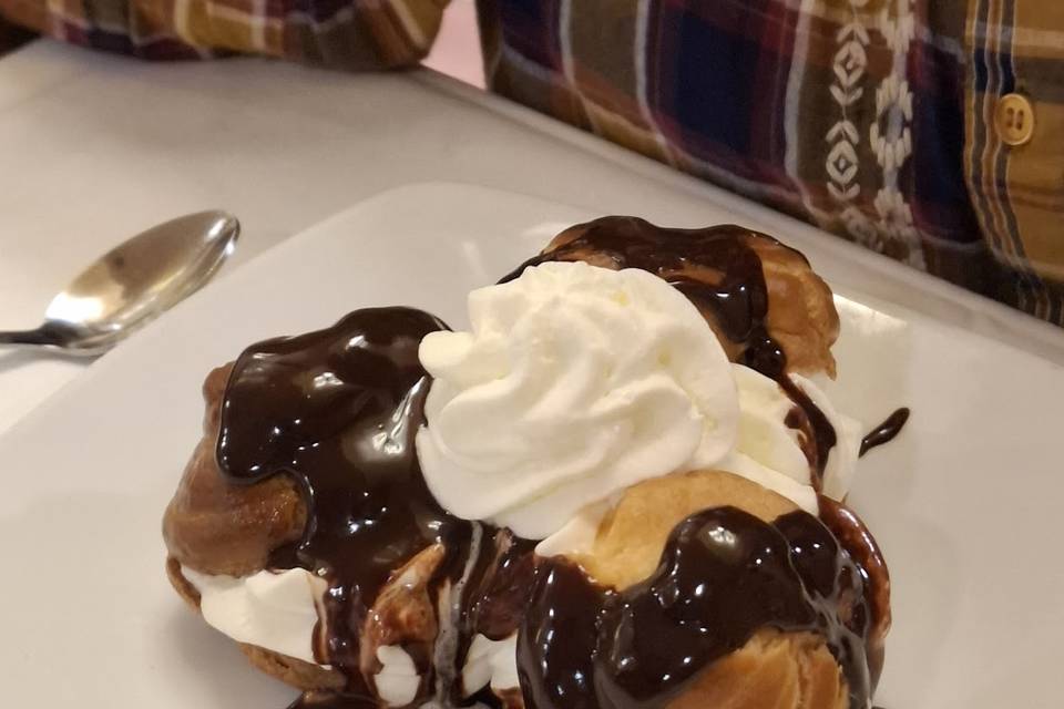 Profiteroles con Chocolate Cal