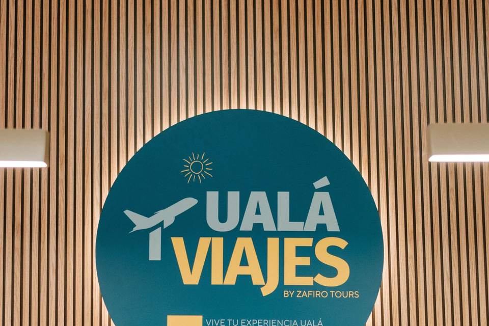 detalle_logo_uala_viajes_madera