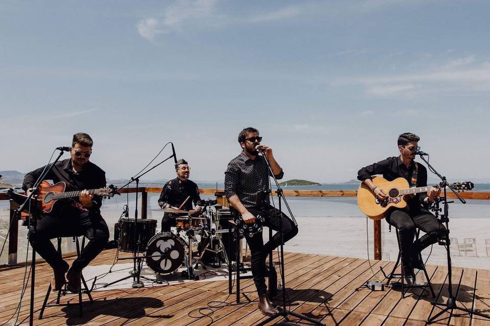 Tocando junto al mar