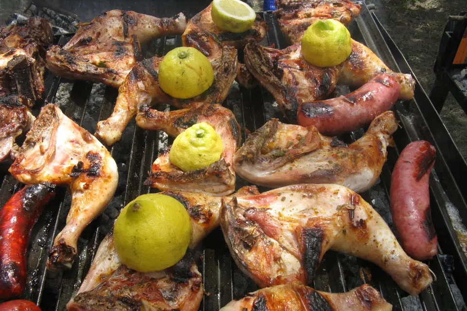 Organiza carnes asadas con la plancha de cocina que supera las