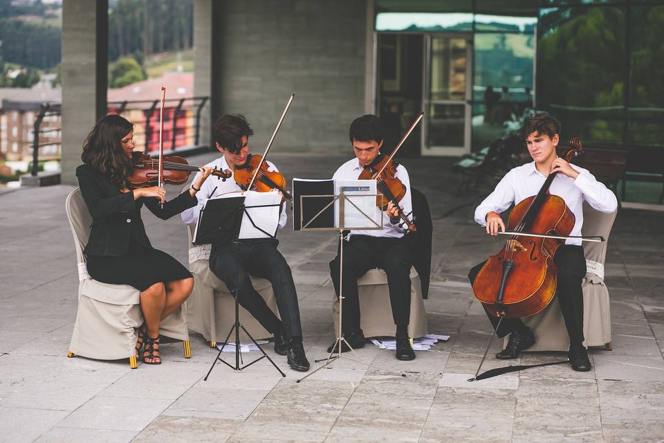 Cóctel con violín y cello