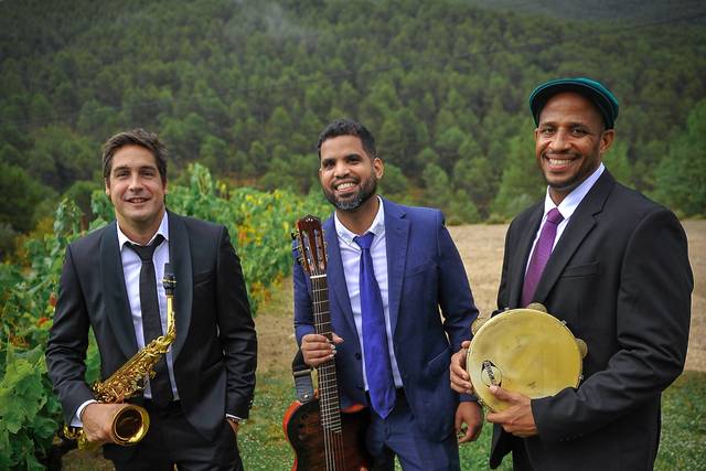 Posando junto a los instrument