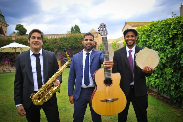 Posando junto a los instrumentos