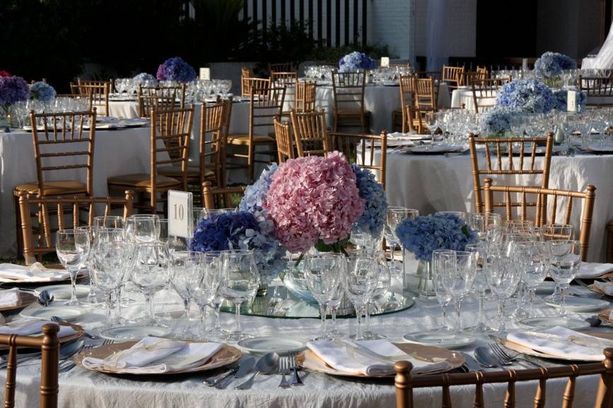 Candelabros, velas y flores