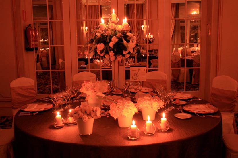 Candelabros, velas y flores