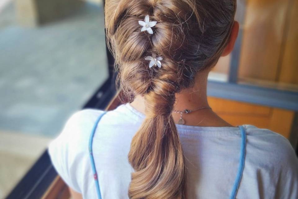 Coleta con trenza de niña