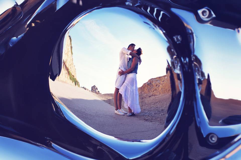 Pareja preboda en moto besando