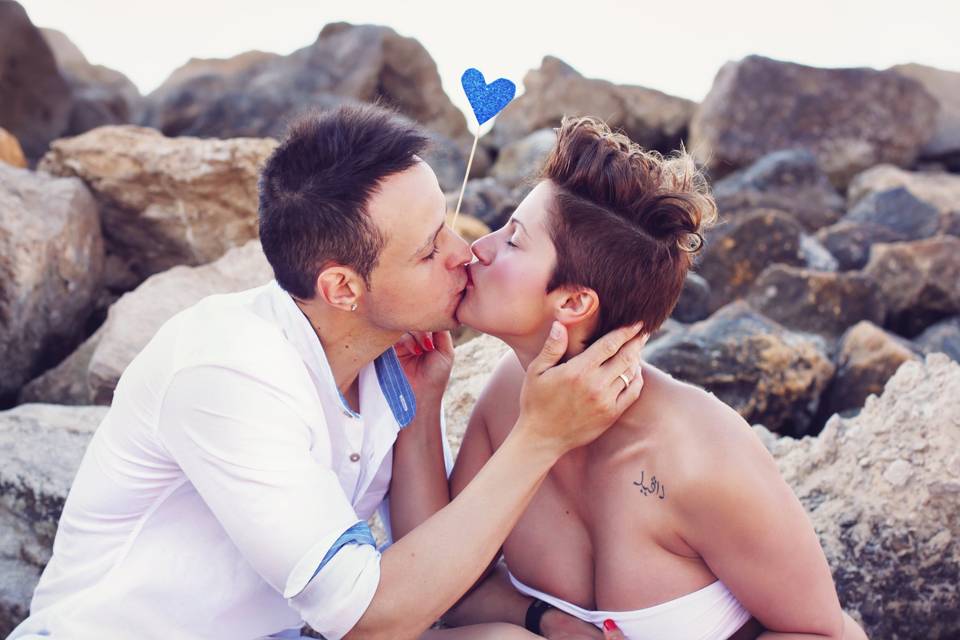 Pareja preboda en la playa