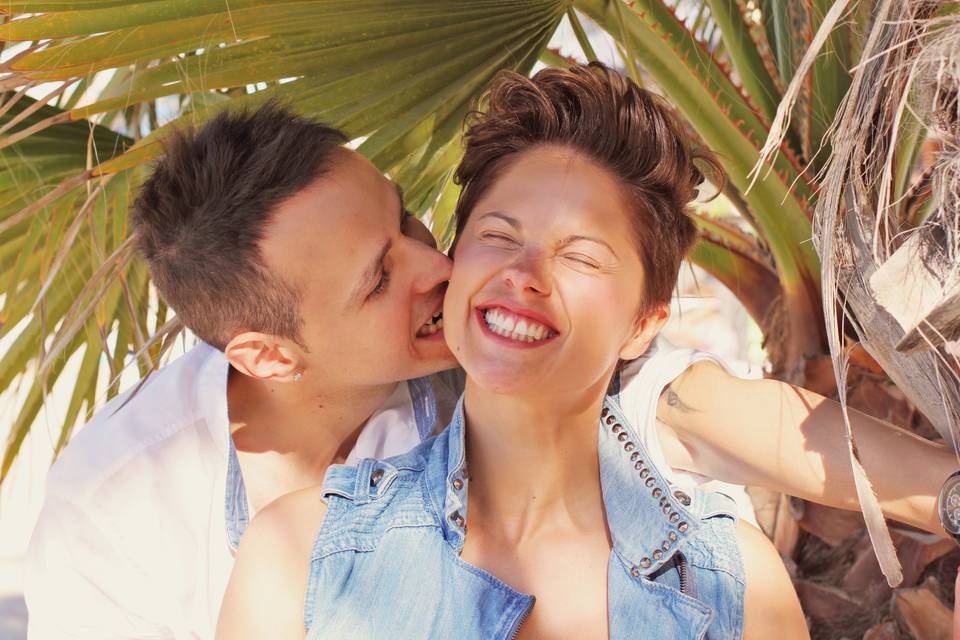 Pareja preboda en la playa