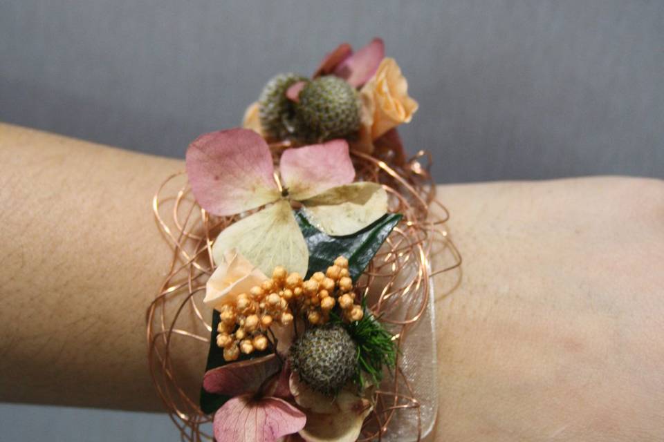 Pulsera de flores preservadas