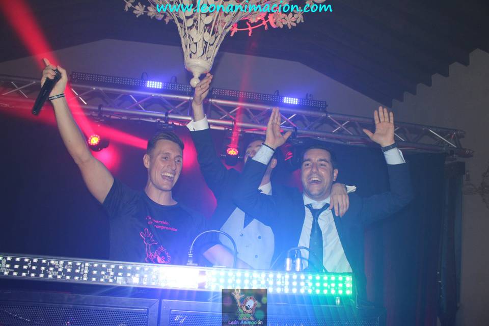 Novio y su amigo con el DJ