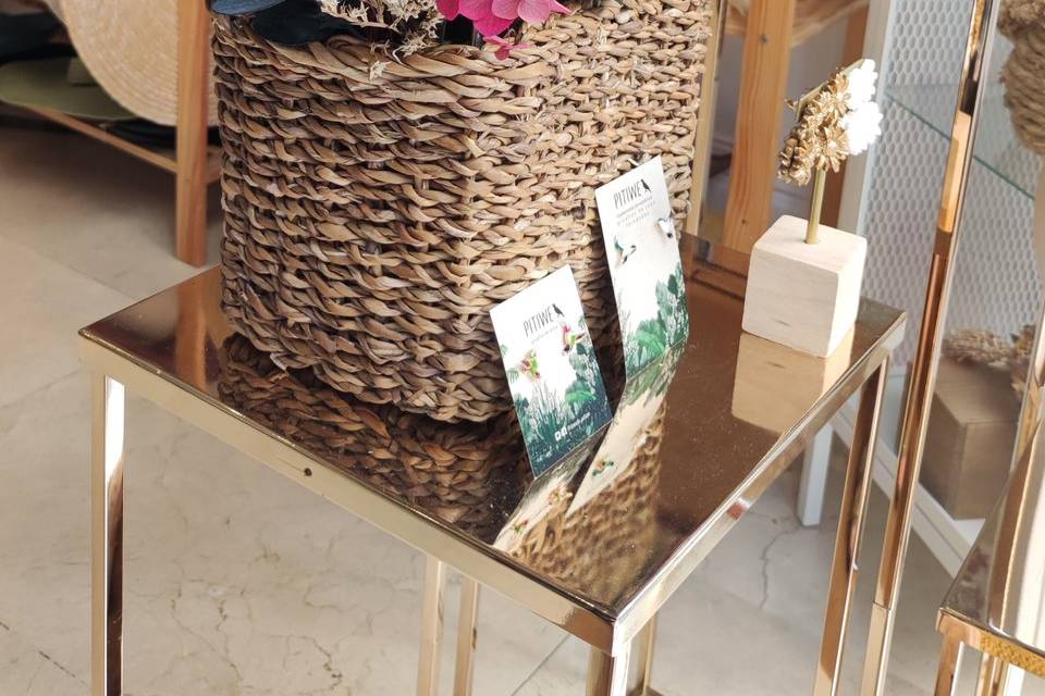 Cesta con flores preservadas